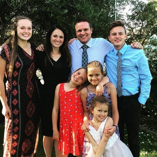 A picture of Amy Osmond with her husband and kids.